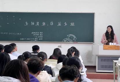 黑闆前的一群人 描述已自動生成
